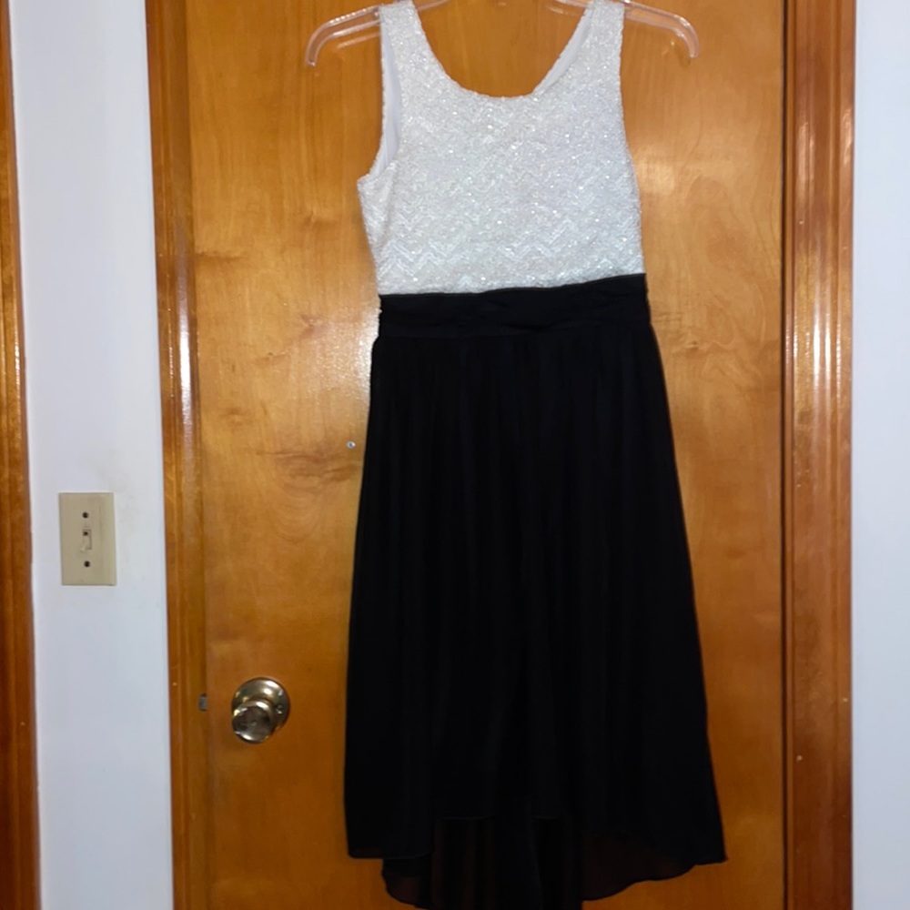 Beautiful sleeveless party dress. White top with black layered skirt